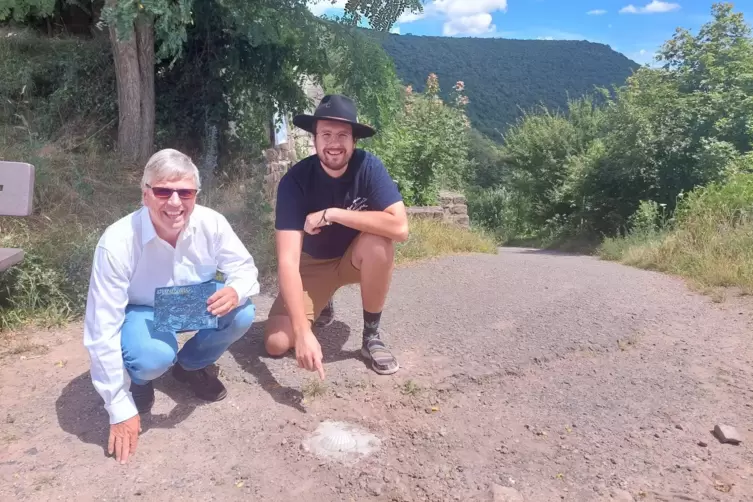 Im Rahmen einer kleinen Feier enthüllten Dietmar Schneider (links) und Florian Hofmann die neue Jakobsmuschel am Eingang zur Wol