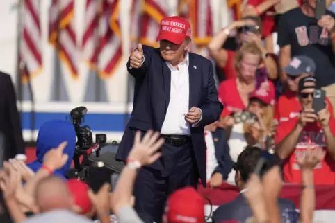 Kurze Zeit später fielen die Schüsse: Donald Trump am Samstag während der Wahlkampfveranstaltung in Pennsylvania. 