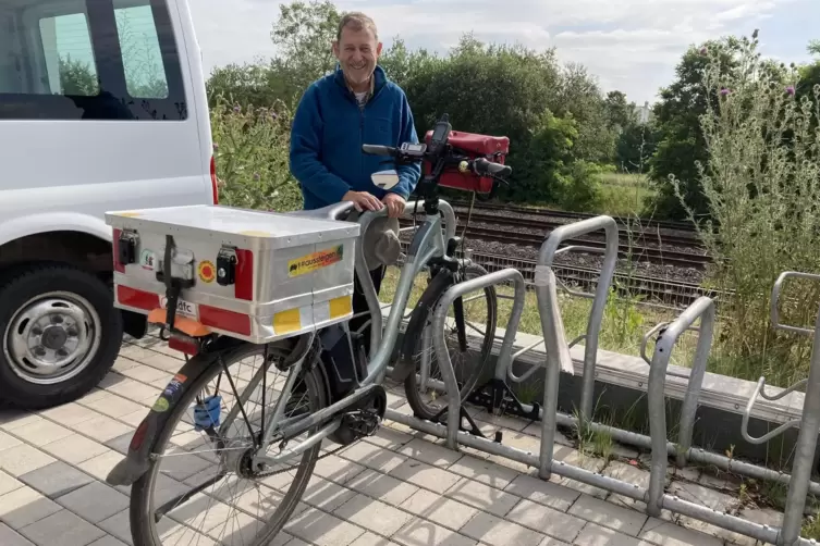 ADFC-Mitglied Erhardt Vortanz findet die Fahrradparker am Medivicus in Landau gut. Laut ihm stehen Fahrräder dort stabil und sic