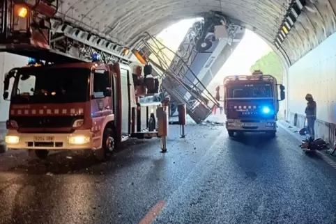 Bus nach Unfall in der Senkrechten