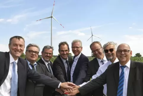 2017: Stadtwerke-Vertreter und Partner nehmen den Windpark Hatzenbühl in Betrieb, der jetzt Früchte trägt.