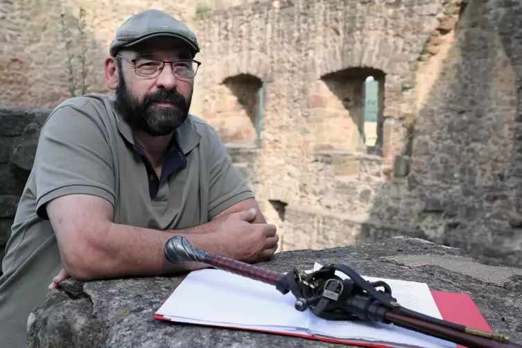 Andreas Rauch, Burgverwalter auf Burg Lichtenberg mit Schwert und Aktenordner vor dem ehemaligen Prinzenpalas