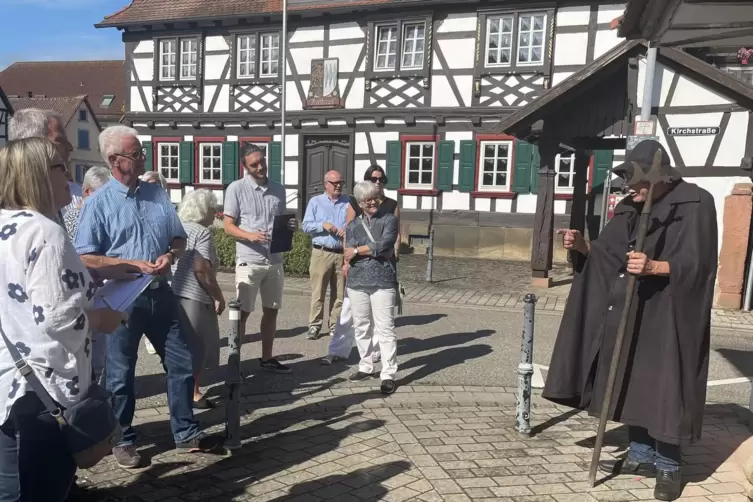 Die Jury beim Rundgang durch das Dorf.