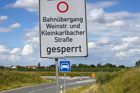 Hinweissschild auf die Sperrung in Kirchheim. Wer den gesperrten Bahnübergängen ausweichen will, muss auf der neuen B271 weiter 