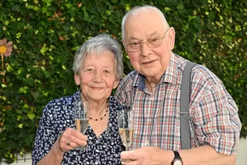 Alkoholfreier Sekt zum Anstoßen: Erna und Dieter Bonn. 