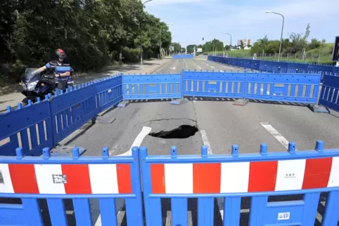 Unter dem Loch in der Maudacher Straße verbirgt sich ein sehr großer Hohlraum.