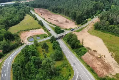 Die Bagger rollen: Ende 2025 sollen an dieser Stelle über 40 Lkw-Fahrer einen nächtlichen Rastplatz finden können. 