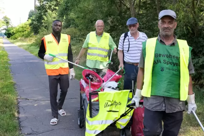 Müllsammelaktion im Umfeld der Asylunterkunft: mit dem AfA-Beirat abgestimmter Arbeitseinsatz.