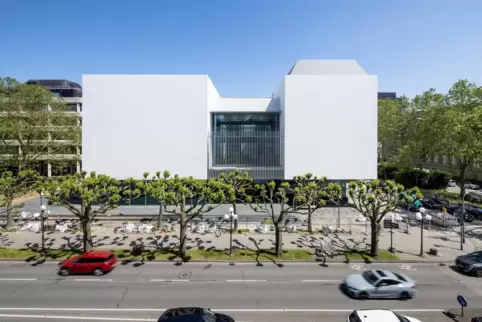 Zauberhafter Würfel an der Pracht-Rue: Ernst-Museum von Fmihiko Maki. 