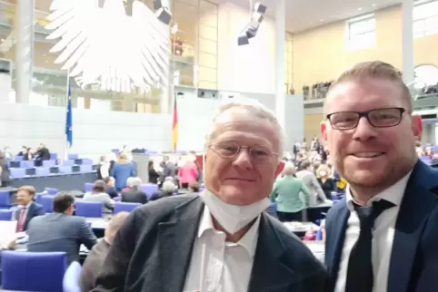 Selfie beim Einstand: Armin Grau (links) und Christian Schreider bei der konstituirenden Sitzung des Bundestags.