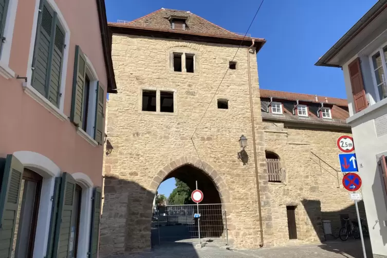 Die sanierten Sandsteine des Haintors strahlen in der Sonne.