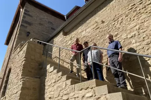 Zwei Etappen zum Ziel sind schon geschafft. Auf der Haintortreppe beim Stadtmauerrundgang (von oben): Jochen Hamers, Jochen Weis