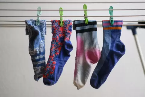 Socken auf einem Wäscheständer