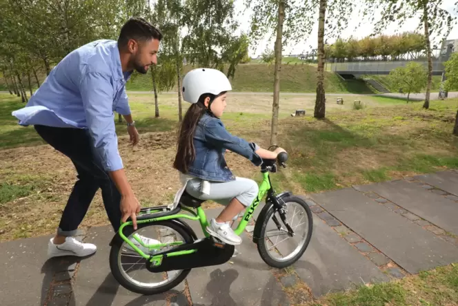 Mit Laufrad oder Rutschauto können Kinder auch schon kommen, bevor sie in die Pedale treten können.