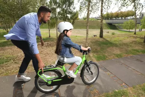 Mit Laufrad oder Rutschauto können Kinder auch schon kommen, bevor sie in die Pedale treten können. 