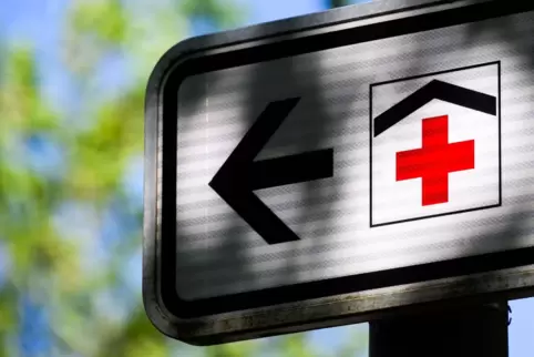 Ein Schild weist den Weg zum Krankenhaus