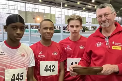 Erfolgreiches Trio (von links): Sidwell Njikam, Adrian Anders und Alexander Meier mit Trainer Juri Tscherer.