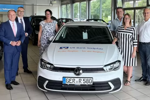 Die Sozialstation Rülzheim-Bellheim-Jockgrim erhält von der VR Bank Südpfalz ein Auto. 