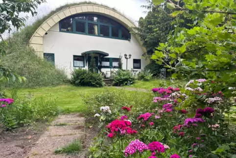 Mit begrüntem Dach eine runde Sache: Schon beim Blick auf die Vorderseite des Erdhügelhauses zeigt sich, dass hier die Natur dom