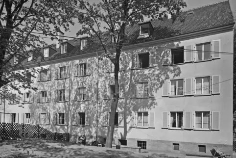  Dieser Teil der Hofseite der Bau-AG-Wohnanlage der Straße Am Franzosenstein beim Kapellenweg wurde 1953 von der Bau AG aufgenom