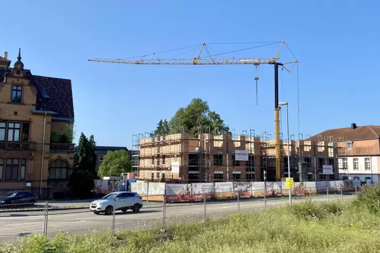 Noch im August soll ein Flachdach den Hochbau abschließen. Nur im Mittelbereich wird noch knapp ein Stockwerk draufgesattelt, hö