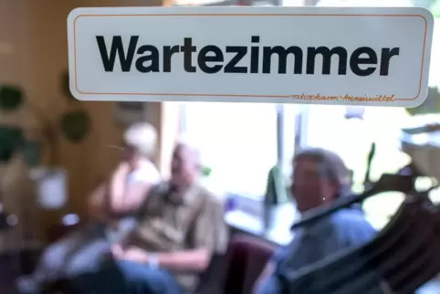 Die Zahl der Arztpraxen nimmt ab, die Wartezimmer werden immer voller.