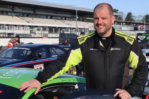 Jochen Stoll neben seinem Porsche 911 GT 3 Cup. 