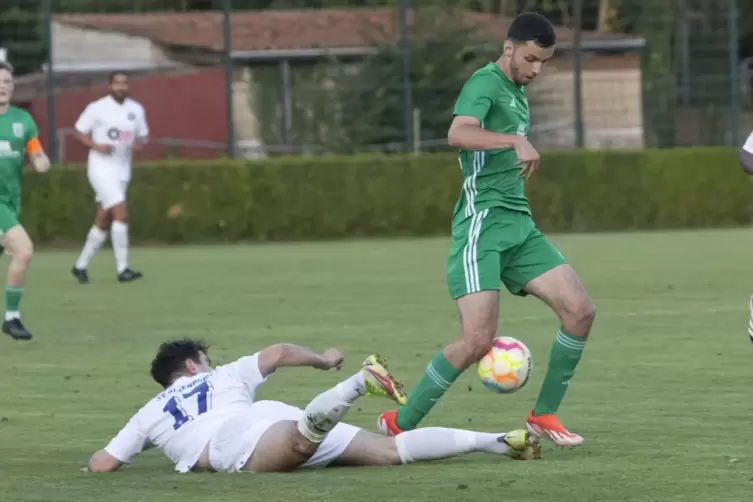 SVK-Neuzugang Leonid Morina (rechts) setzt sich im Halbfinale gegen Yasin Tetikel vom SV Alsenborn durch. 