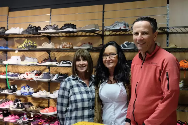 Susanne Lapot, Carmen Spacky und Inhaber Volker Lösch (von links). Schuhe verkaufen sich laut Lösch besonders gut. 