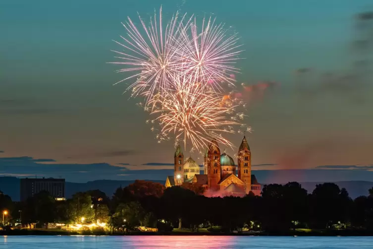 Festplatz (links), Dom und Feuerwerk: Leserfoto von Dirk Schatz (Haßloch).