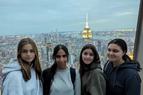 Auf der Aussichtsplattform des 427 Meter hohen Wolkenkratzers One Vanderbilt in New York City haben Sema Ababneh (zweite von lin