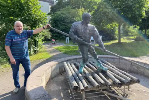 Bernd Lupberger an seinem Lieblingsplatz: dem Flößerbrunnen. Er bedauert, dass kein Wasser drin sprudelt und zusätzlich an heiße