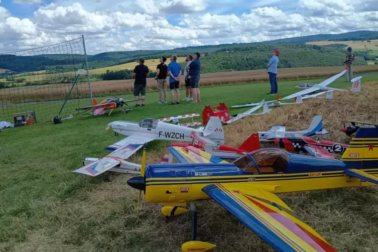 Die Blicke in Richtung Himmel: Vor der Kulisse des Donnersbergs drehten zahlreiche Maschinen ihre Runden, garniert mit manch wag