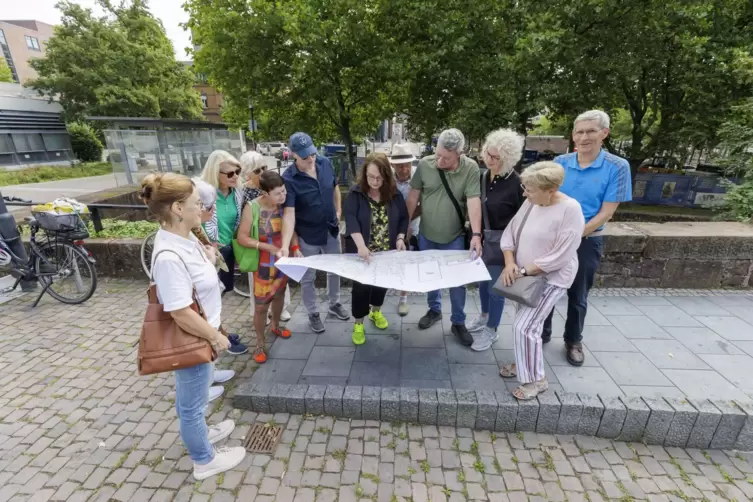 Petra Rödler (Mitte) hatte nicht nur historisches Kartenmaterial zum Rundgang mitgebracht, sondern auch einen Plan, wie die Laut