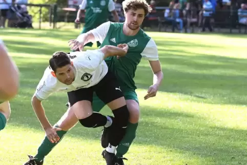 Wieder zurück in Waldfischbach-Burgalben: Für Sebastian Kuhnhardt (weißes Trikot) lief es beim FK Pirmasens II ganz und gar nich