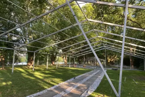 Der Zeltaufbau auf der Festivalwiese läuft seit 12. Juli. 