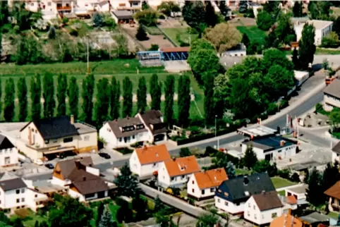 Diese Luftaufnahme aus den 1990er-Jahren zeigt die Lage des ehemaligen Viktoria-Sportgeländes, das im Osten von einer markanten 