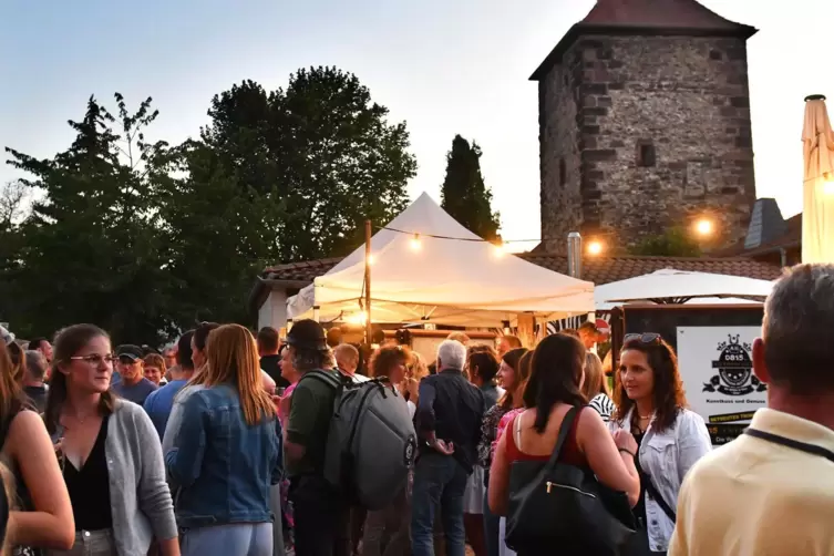 Durch die Stadt schlendern, einen Plausch halten oder einfach nur bei Musik unter freiem Himmel ein Glas Wein genießen – all das