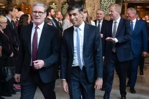 Der neue Labour-Premierminister und sein Vorgänger: Keir Starmer (links) und der Konservative Rishi Sunak.