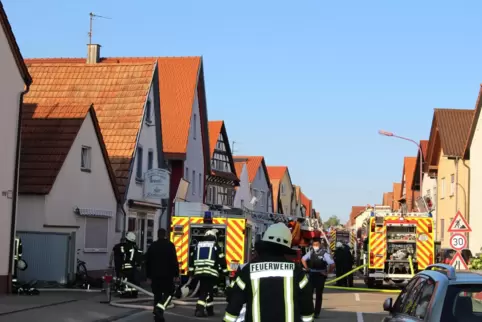 Zwei brennende Scheunen haben den Großeinsatz ausgelöst. 