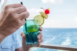 Ein passagier trinkt einen Cocktail auf einem Kreuzfahrtschiff