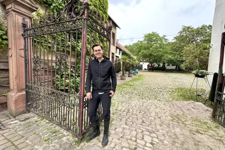 Jungwinzer mit Vision für einen Traditionshof: Alois Bernhard am Eingang des Weingutes Janson Bernhard in Harxheim. Im Hintergru