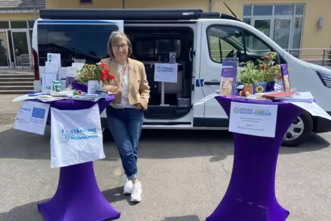 Projektleiterin Petra Gamber vom Diakonischen Werk Pfalz vor dem „Diakom“-Bus beim Halt in Speyer. 