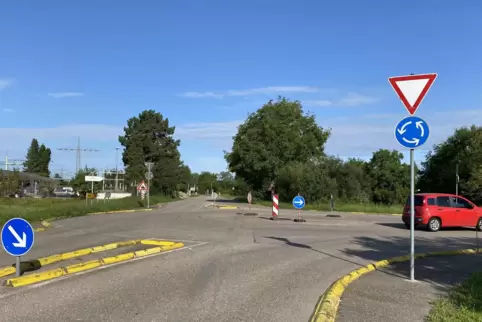 Von dem im August 2018 eingerichteten Kreisel-Provisorium am Ortseingang von Hagenbach kommend sind heute nur noch Teile übrig.