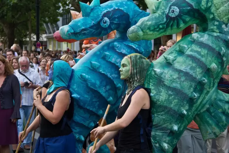 Die Plasticiens Volants, ein Künstlerkollektiv aus Toulouse, verzaubert die Innenstadt in eine Unterwasserlandschaft.