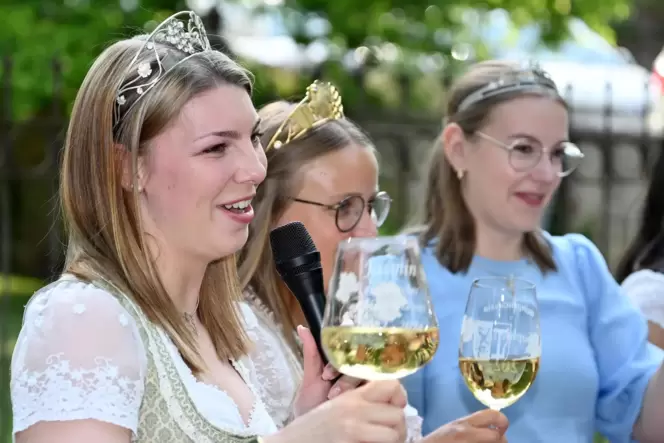 Jasmin Beugel mit Kolleginnen aus der Wochenendfamilie bei der Eröffnung von Schwarz-Rot-Gold in Hambach.