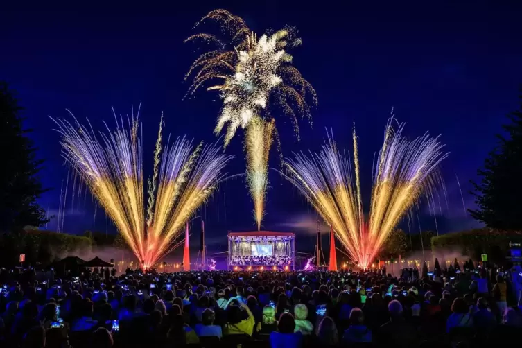 Zur Musik wird den Zuschauern im Schlosspark ein grandioses visuelles Schauspiel geboten. 