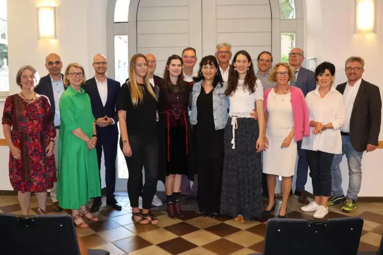  Die Preisträgerinnen Constanze Elisabeth Degner (5.v.l.), Carolin Haša (6.v.l.), Fabiola-Nathalie Rodríguez Garzón (7.v.l.) und