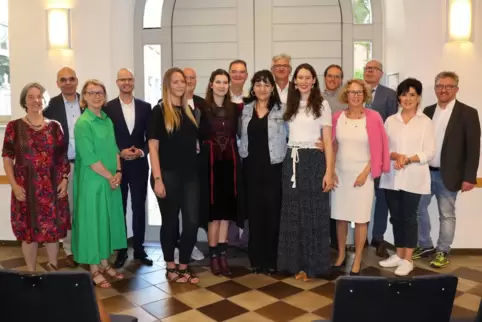  Die Preisträgerinnen Constanze Elisabeth Degner (5.v.l.), Carolin Haša (6.v.l.), Fabiola-Nathalie Rodríguez Garzón (7.v.l.) und