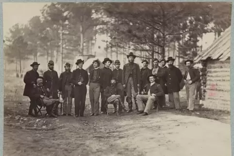 Der aus Winzeln bei Pirmasens stammende Gottfried Weitzel (der große Mann in der Mitte) im Kreis seiner Mitarbeiter im Jahr 1861